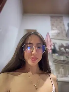 Snapshot of lauravasquez chatting on 03/11/25, 10:31 lauravasquez online show from 03/11/25, 10:31