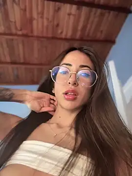 Snapshot of lauravasquez chatting on 09/29/25, 03:06 lauravasquez online show from 09/29/25, 03:06