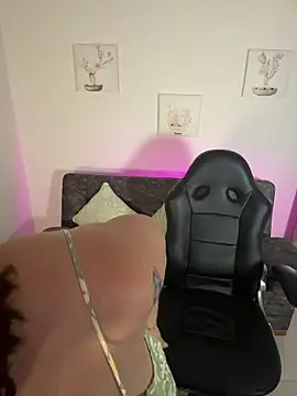 Snapshot of Megan_lu2 chatting on 11/23/25, 04:23 Megan lu2 online show from 11/23/25, 04:23