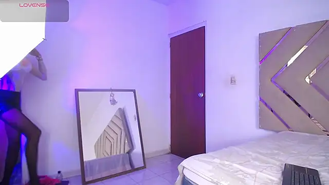 Snapshot of Raven_foxter1 chatting on 12/13/24, 04:22 Raven foxter1 online show from 12/13/24, 04:22