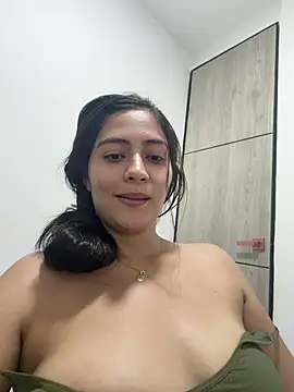 Snapshot of Sophie__Foxxx chatting on 06/15/26, 11:29 Sophie Foxxx online show from 06/15/26, 11:29