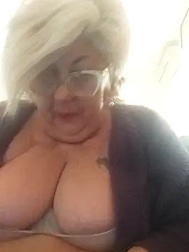 Snapshot of Merilulla chatting on 02/19/25, 02:01 Merilulla online show from 02/19/25, 02:01