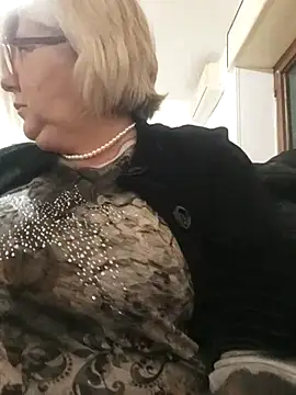 Snapshot of Merilulla chatting on 03/03/25, 12:15 Merilulla online show from 03/03/25, 12:15