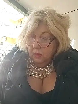 Snapshot of Merilulla chatting on 03/11/25, 11:01 Merilulla online show from 03/11/25, 11:01