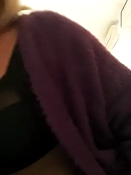 Snapshot of Merilulla chatting on 03/17/25, 03:18 Merilulla online show from 03/17/25, 03:18