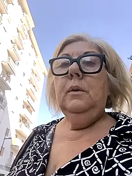 Snapshot of Merilulla chatting on 10/18/25, 12:28 Merilulla online show from 10/18/25, 12:28