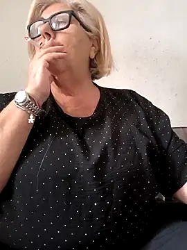 Snapshot of Merilulla chatting on 10/20/25, 02:28 Merilulla online show from 10/20/25, 02:28