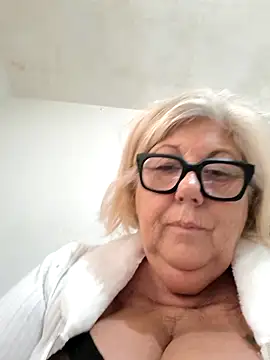 Snapshot of Merilulla chatting on 10/21/25, 03:24 Merilulla online show from 10/21/25, 03:24