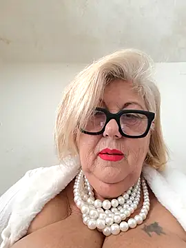 Snapshot of Merilulla chatting on 10/22/25, 12:38 Merilulla online show from 10/22/25, 12:38