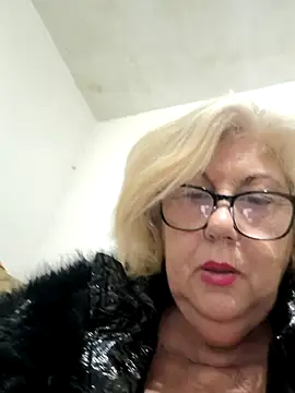 Snapshot of Merilulla chatting on 11/11/25, 12:43 Merilulla online show from 11/11/25, 12:43