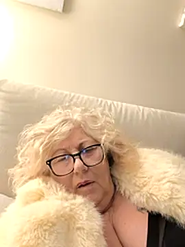 Snapshot of Merilulla chatting on 11/14/25, 01:26 Merilulla online show from 11/14/25, 01:26