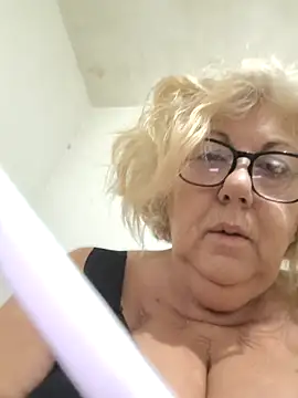 Snapshot of Merilulla chatting on 11/17/25, 05:08 Merilulla online show from 11/17/25, 05:08