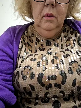 Snapshot of Merilulla chatting on 11/25/25, 06:35 Merilulla online show from 11/25/25, 06:35