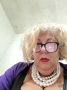 Snapshot of Merilulla chatting on 11/26/25, 02:40 Merilulla online show from 11/26/25, 02:40