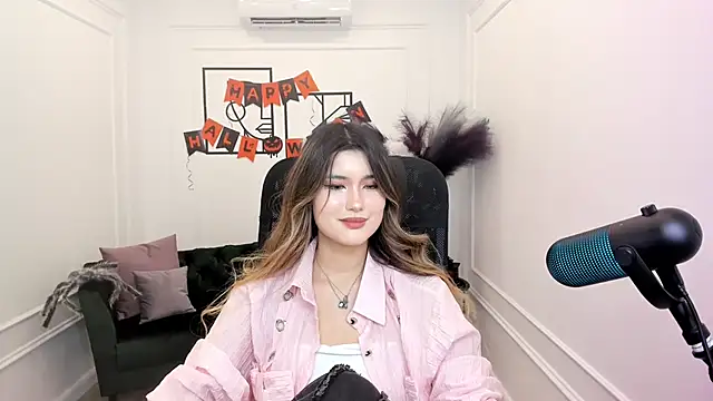 AnneTLi online show from 10/19/25, 08:42