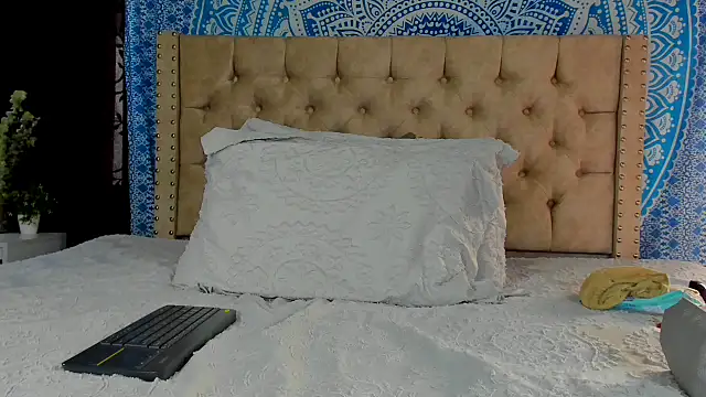 KeryHillson online show from 12/28/24, 01:38