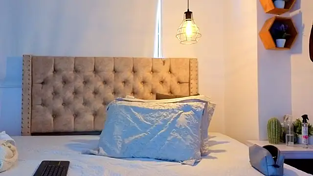 KeryHillson online show from 03/29/26, 01:44