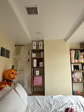 Nicollemays online show from 10/22/25, 02:17