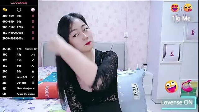 Snapshot of Elvira_baby chatting on 11/22/25, 02:43 Elvira baby online show from 11/22/25, 02:43