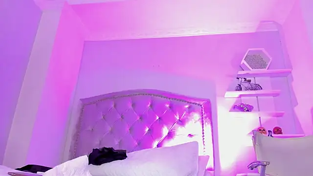 Snapshot of CamileHolmes chatting on 12/15/24, 07:13 CamileHolmes online show from 12/15/24, 07:13