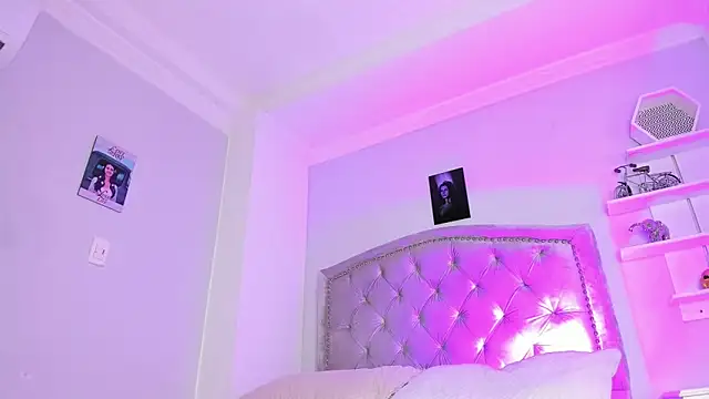 Snapshot of CamileHolmes chatting on 12/28/24, 05:12 CamileHolmes online show from 12/28/24, 05:12