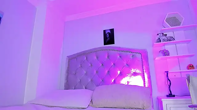 Snapshot of CamileHolmes chatting on 12/29/24, 05:21 CamileHolmes online show from 12/29/24, 05:21