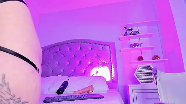 Snapshot of CamileHolmes chatting on 01/16/25, 07:38 CamileHolmes online show from 01/16/25, 07:38