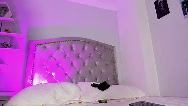 Snapshot of CamileHolmes chatting on 01/28/25, 07:53 CamileHolmes online show from 01/28/25, 07:53