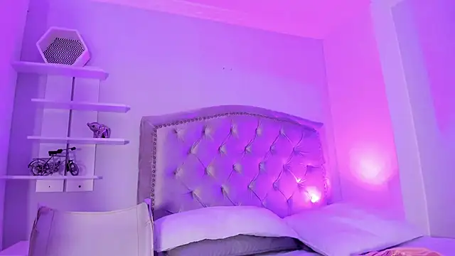 Snapshot of CamileHolmes chatting on 02/03/25, 08:13 CamileHolmes online show from 02/03/25, 08:13