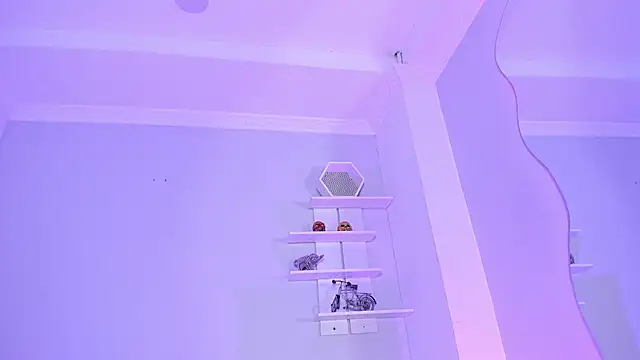 Snapshot of CamileHolmes chatting on 02/14/25, 03:54 CamileHolmes online show from 02/14/25, 03:54