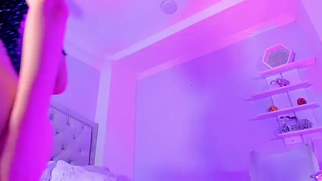 Snapshot of CamileHolmes chatting on 02/27/25, 08:06 CamileHolmes online show from 02/27/25, 08:06