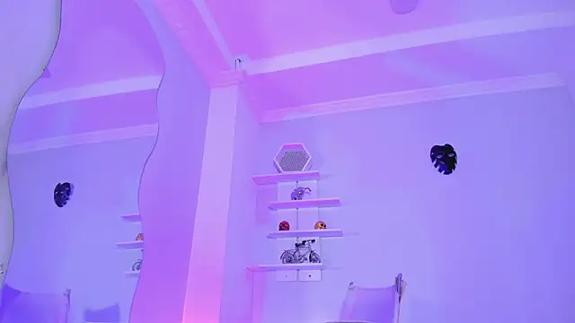 Snapshot of CamileHolmes chatting on 03/03/25, 04:25 CamileHolmes online show from 03/03/25, 04:25