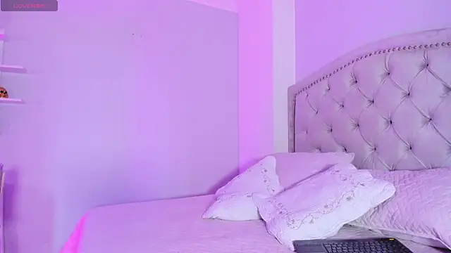 Snapshot of CamileHolmes chatting on 03/04/25, 05:21 CamileHolmes online show from 03/04/25, 05:21