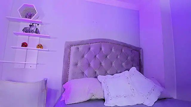 Snapshot of CamileHolmes chatting on 03/06/25, 04:41 CamileHolmes online show from 03/06/25, 04:41