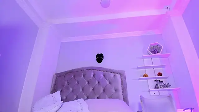 Snapshot of CamileHolmes chatting on 03/07/25, 05:29 CamileHolmes online show from 03/07/25, 05:29