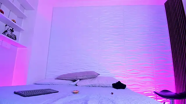 Snapshot of CamileHolmes chatting on 10/17/25, 05:32 CamileHolmes online show from 10/17/25, 05:32