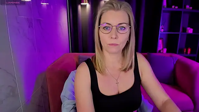 Annie Light online show from 03/07/25, 05:40