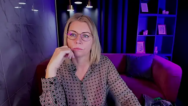 Annie Light online show from 10/20/25, 06:03