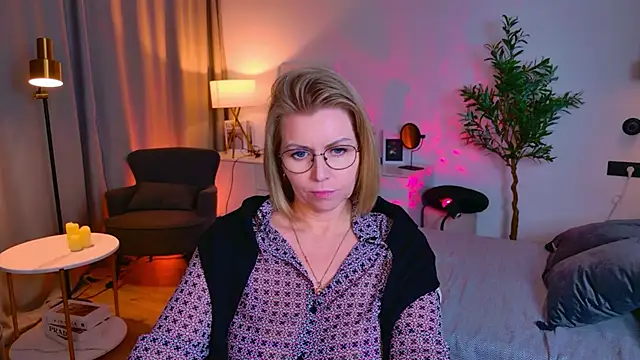 Snapshot of Annie_Light chatting on 04/25/26, 01:41 Annie Light online show from 04/25/26, 01:41