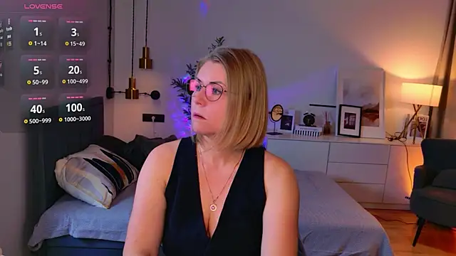 Snapshot of Annie_Light chatting on 05/12/26, 06:54 Annie Light online show from 05/12/26, 06:54