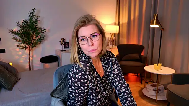 Snapshot of Annie_Light chatting on 05/19/26, 06:53 Annie Light online show from 05/19/26, 06:53