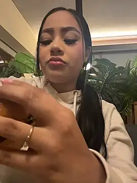 Snapshot of Luisa_Fernandaa chatting on 02/21/26, 02:23 Luisa Fernandaa online show from 02/21/26, 02:23