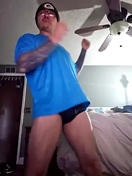 Snapshot of MrBiggBallz chatting on 12/17/25, 01:17 MrBiggBallz online show from 12/17/25, 01:17