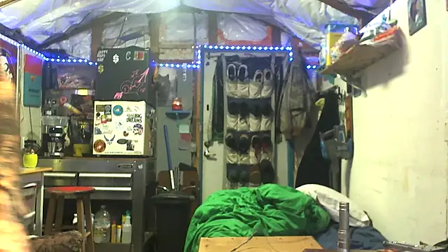 Snapshot of CloudDadddyyy420 chatting on 09/18/25, 04:14 CloudDadddyyy420 online show from 09/18/25, 04:14