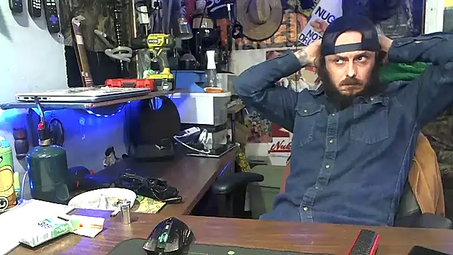 Snapshot of CloudDadddyyy420 chatting on 10/18/25, 12:17 CloudDadddyyy420 online show from 10/18/25, 12:17