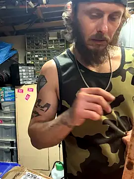 Snapshot of CloudDadddyyy420 chatting on 10/19/25, 12:22 CloudDadddyyy420 online show from 10/19/25, 12:22