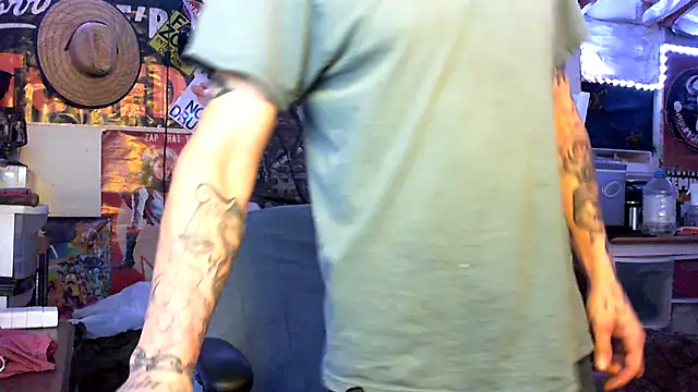 Snapshot of CloudDadddyyy420 chatting on 10/24/25, 08:22 CloudDadddyyy420 online show from 10/24/25, 08:22