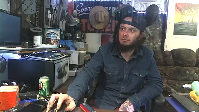 Snapshot of CloudDadddyyy420 chatting on 10/28/25, 02:37 CloudDadddyyy420 online show from 10/28/25, 02:37