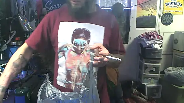 Snapshot of CloudDadddyyy420 chatting on 11/10/25, 02:10 CloudDadddyyy420 online show from 11/10/25, 02:10