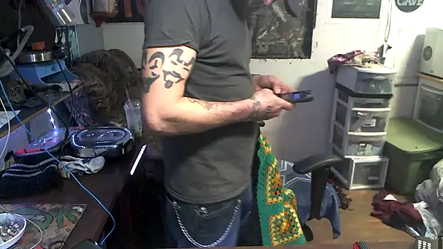 Snapshot of CloudDadddyyy420 chatting on 11/13/25, 07:57 CloudDadddyyy420 online show from 11/13/25, 07:57